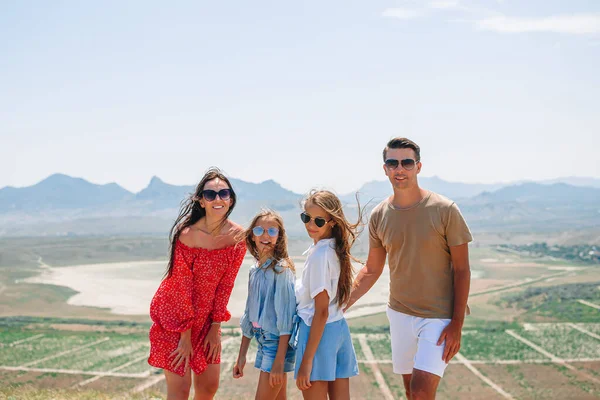 Glückliche Familie im Urlaub in den Bergen — Stockfoto