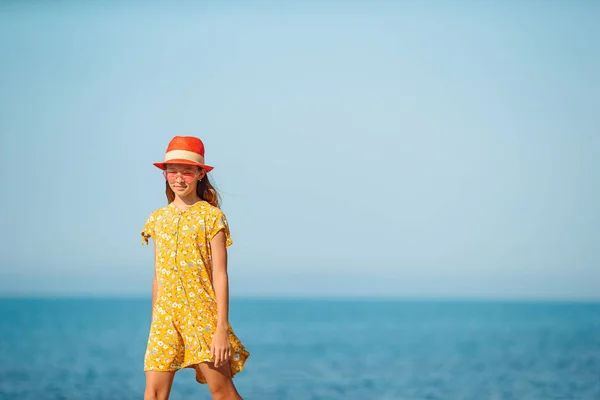 Krásná dívka baví na tropickém pobřeží. — Stock fotografie