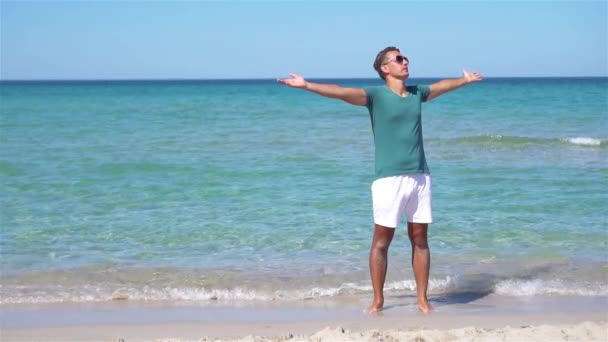 Jongeman op het witte strand op vakantie — Stockvideo