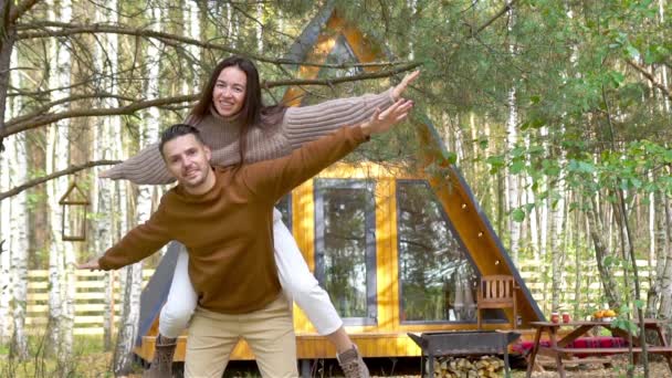 Familia feliz de dos en la terraza en otoño — Vídeo de stock