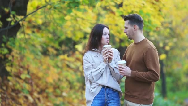 Glad familjevandring i höstparken på solig höstdag — Stockvideo