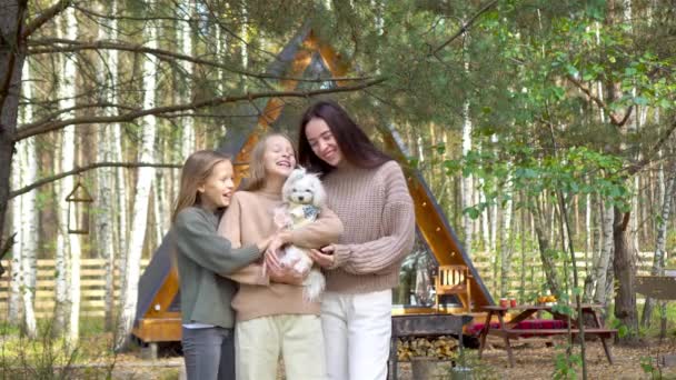 Piękna rodzina jesienią ciepły dzień razem — Wideo stockowe