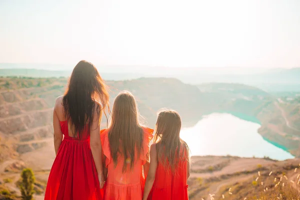 Gelukkig mooi gezin van mam en kinderen op zomervakantie — Stockfoto