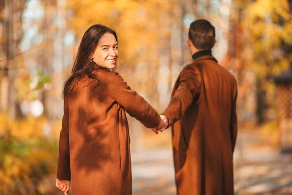 Familia feliz caminando en el parque de otoño en el soleado día de otoño —  Fotos de Stock