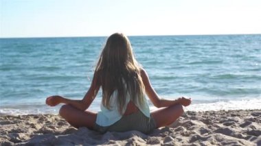 Yaz tatili boyunca sahilde sevimli küçük bir kız.