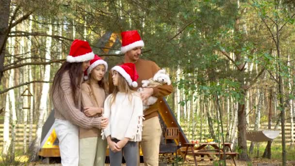 Hermosa familia con niños caminando en el día de Navidad — Vídeos de Stock