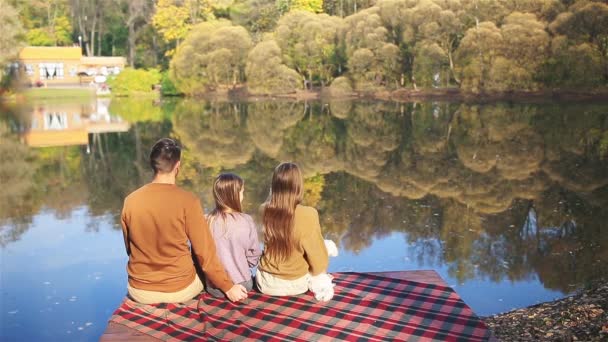 Keluarga bahagia pada piknik di taman di musim gugur — Stok Video