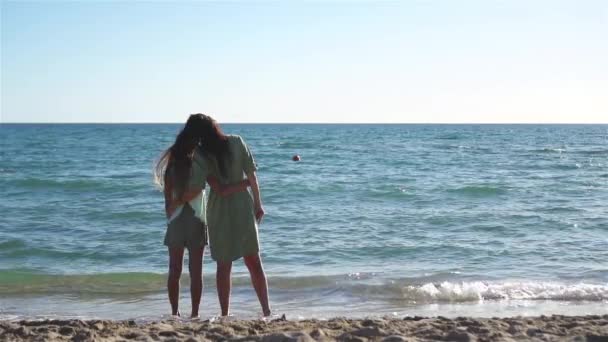 Schöne Mutter und Tochter am Strand genießen den Sommerurlaub — Stockvideo