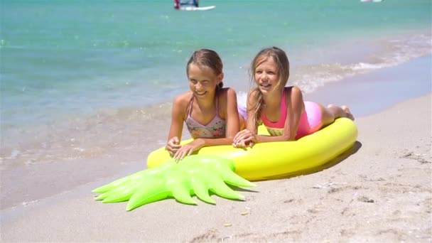 Niñas divirtiéndose en la playa tropical durante las vacaciones de verano jugando juntas — Vídeos de Stock