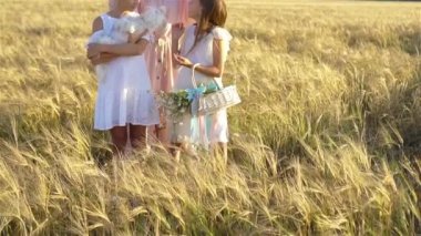Mutlu aile buğday tarlasında oynuyor.