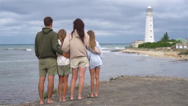 Сім'я з чотирьох прогулянок до маяка — стокове відео