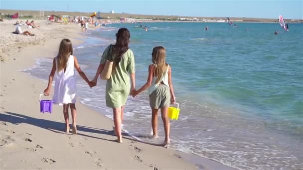 Adorables petites filles et jeune mère sur la plage blanche tropicale — Video