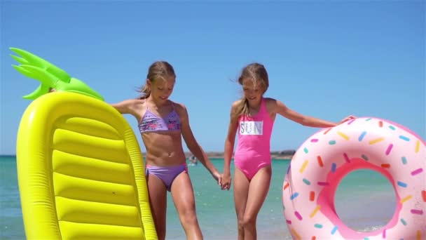 Meninas se divertindo na praia tropical durante as férias de verão jogando juntos — Vídeo de Stock