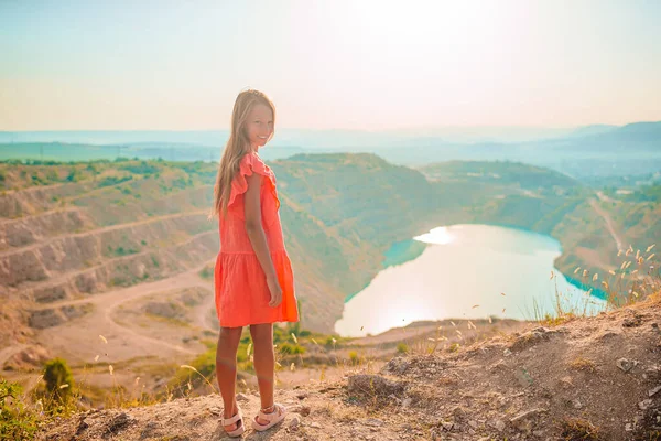 Petite fille au sommet d'une montagne jouissant d'une vue sur la vallée — Photo