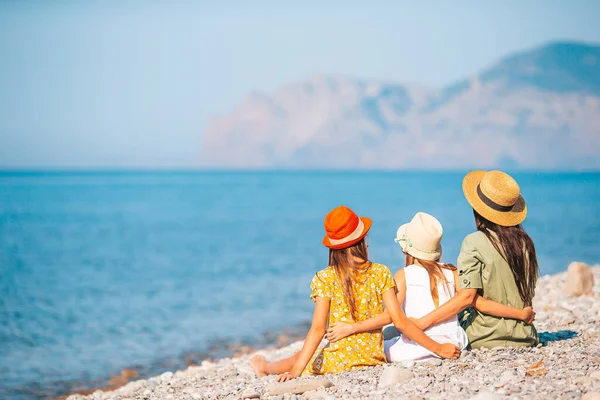 Adorables petites filles et jeune mère sur la plage blanche tropicale — Photo