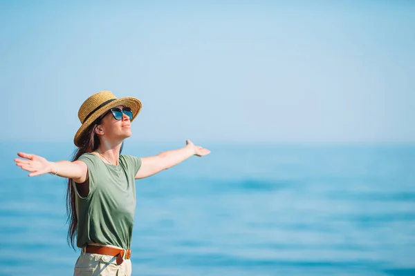 Young beautiful woman having fun on tropical seashore — Stock Photo, Image