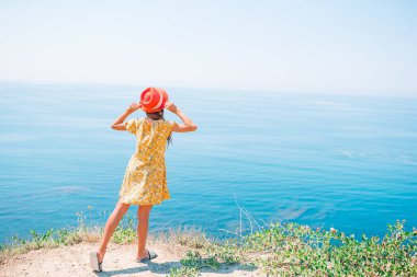 Beyaz kaya arka planında tatilde olan bir çocuk