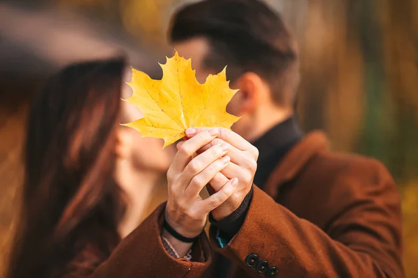 Familia feliz caminando en el parque de otoño en el soleado día de otoño —  Fotos de Stock