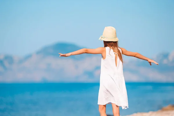 Söt liten flicka på stranden under sommarlovet — Stockfoto