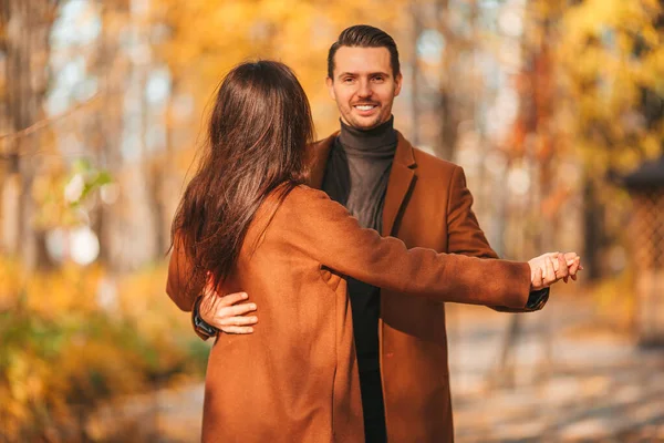 Familia feliz caminando en el parque de otoño en el soleado día de otoño —  Fotos de Stock