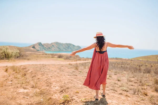 海滨悬崖边的户外旅游妇女 — 图库照片