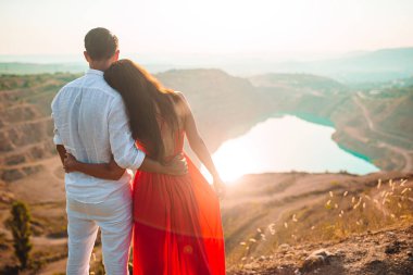 Dağlarda tatilde mutlu bir aile.