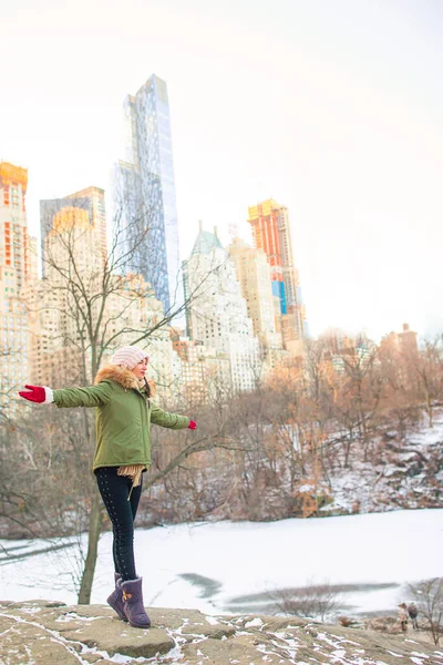 Söt flicka i Central Park i New York City — Stockfoto