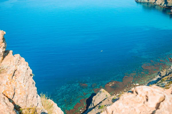 Beautiful seascape. Amazing composition of nature with mountains and cliffs. — Stock Photo, Image