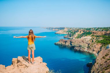 Uçurumun kenarında mutlu bir çocuk.