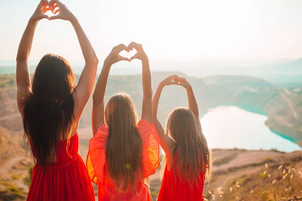 Gelukkig mooi gezin van mam en kinderen op zomervakantie — Stockfoto