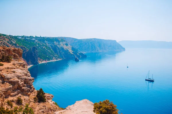 Hermoso paisaje marino. Increíble composición de la naturaleza con montañas y acantilados. — Foto de Stock