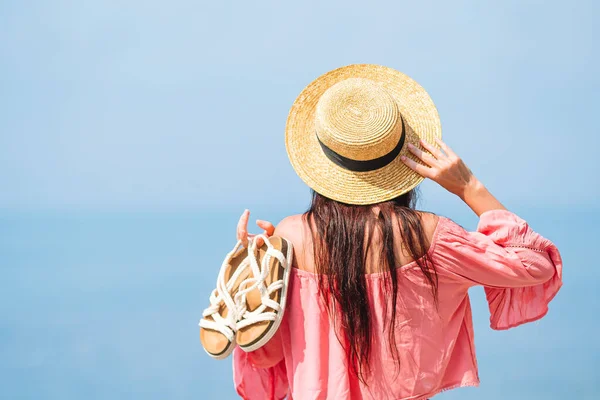 Junge glückliche Frau am Strand mit Blick auf die Berge — Stockfoto