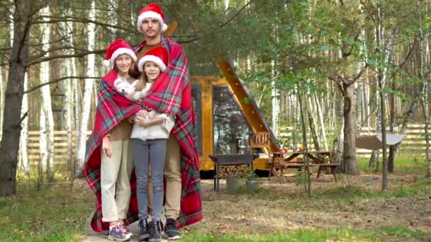 Mladý táta s dětmi chůze na Štědrý den — Stock video