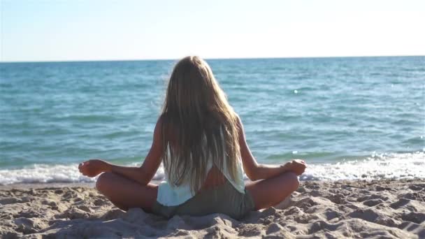 Adorable niña en la playa durante las vacaciones de verano — Vídeos de Stock