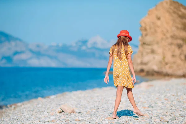 Χαριτωμένο κοριτσάκι στην παραλία κατά τη διάρκεια των καλοκαιρινών διακοπών — Φωτογραφία Αρχείου