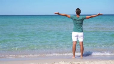 Beyaz sahildeki genç adam tatilde.