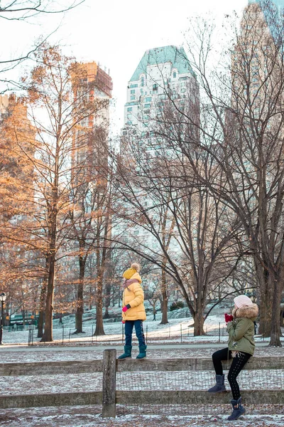 Rodina matky a dítěte v Central Parku během dovolené v New Yorku — Stock fotografie