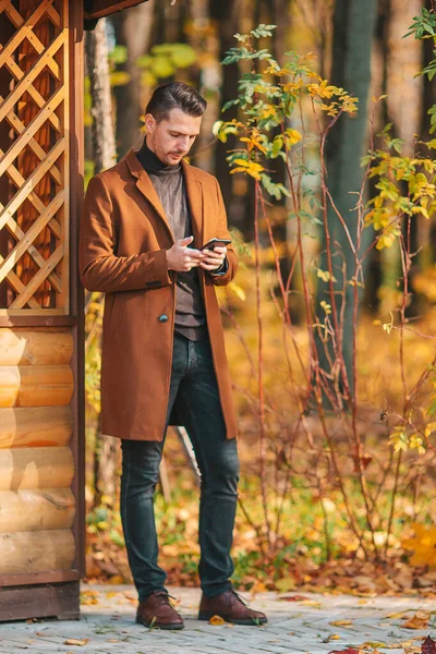 Mladík v podzimním parku venku — Stock fotografie