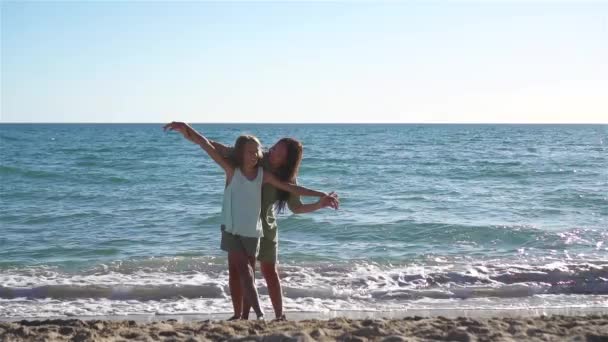 Mooie moeder en dochter op het strand genieten van zomervakantie — Stockvideo