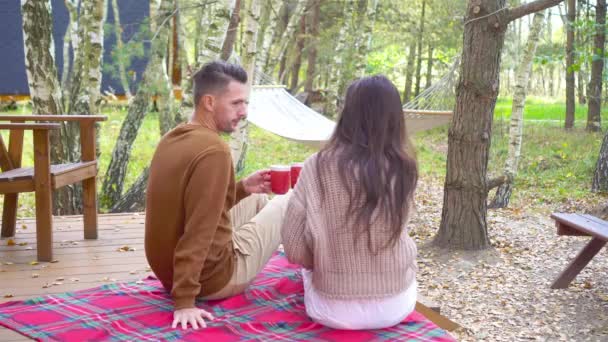 Familia feliz de dos en la terraza en otoño — Vídeo de stock