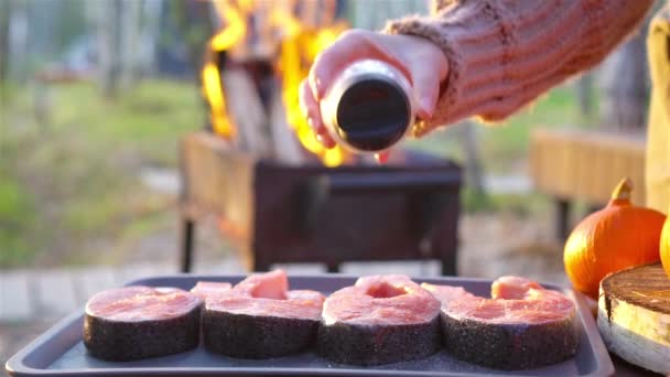 Fripturi de pește BBQ. Bucăți de somon sunt prăjite peste un foc deschis . — Videoclip de stoc