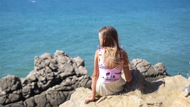 Criança feliz ao ar livre na borda da costa do penhasco — Vídeo de Stock