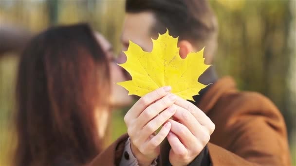 Glückliche Familienwanderung im Herbstpark an sonnigem Herbsttag — Stockvideo