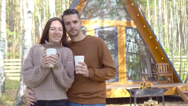 Glad familjevandring i höstparken på solig höstdag — Stockvideo