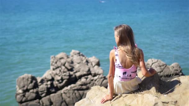 Happy kid outdoor on edge of cliff seashore — Stock Video