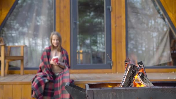 Hermosa chica envuelta en una manta en otoño día cálido — Vídeos de Stock