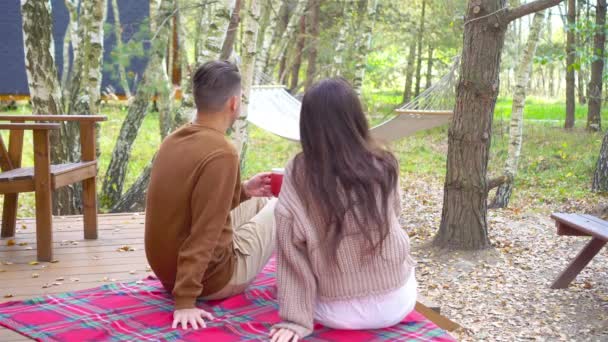 Familia feliz de dos en la terraza en otoño — Vídeo de stock