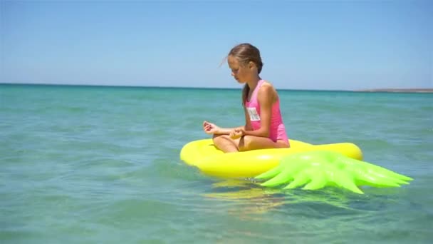 Söt flicka på uppblåsbar luftmadrass i havet — Stockvideo