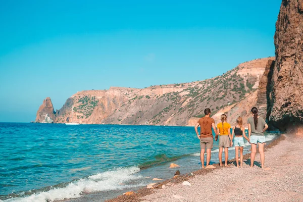 Joven familia de vacaciones tienen un montón de diversión —  Fotos de Stock