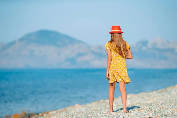 Αξιολάτρευτο κοριτσάκι στην παραλία κατά τη διάρκεια των καλοκαιρινών διακοπών — Φωτογραφία Αρχείου